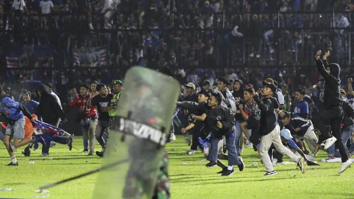Video: Mueren 56 personas tras estampida en partido de futbol