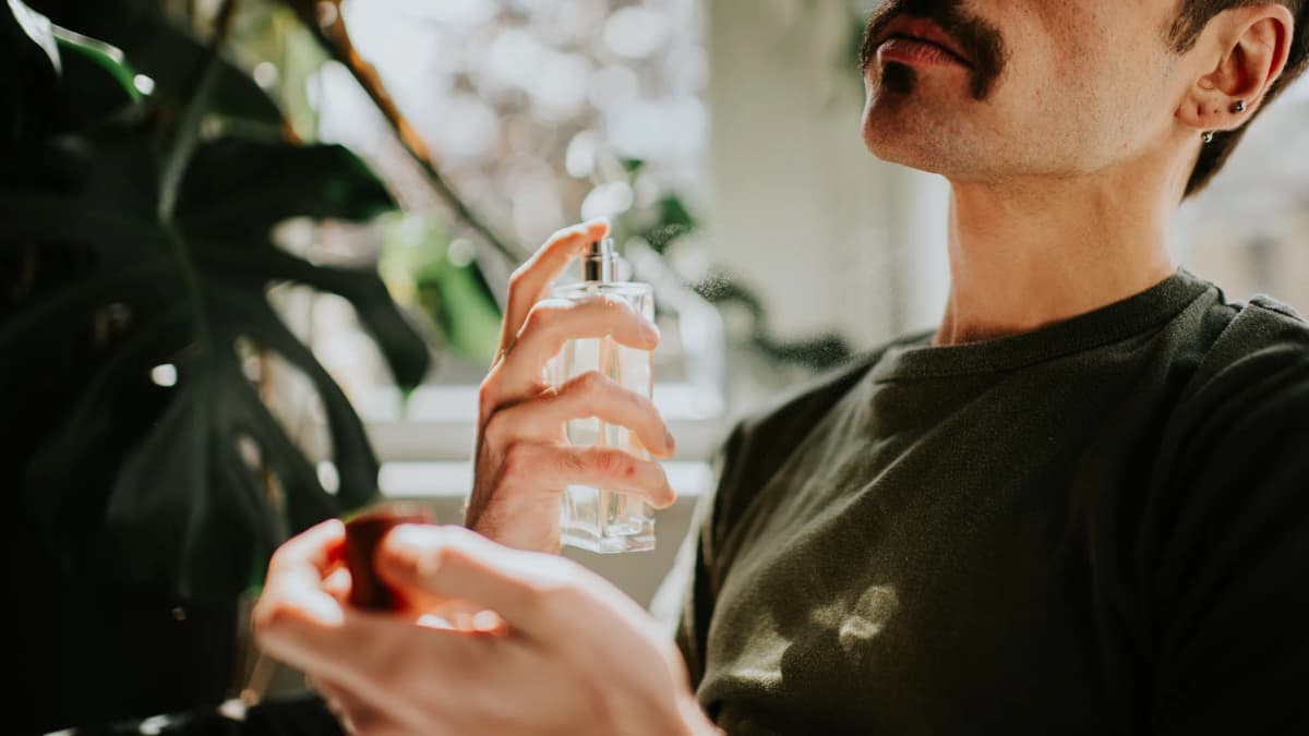 Conoce cuánto perfume hay que ponerse para oler bien siempre, sin excederse