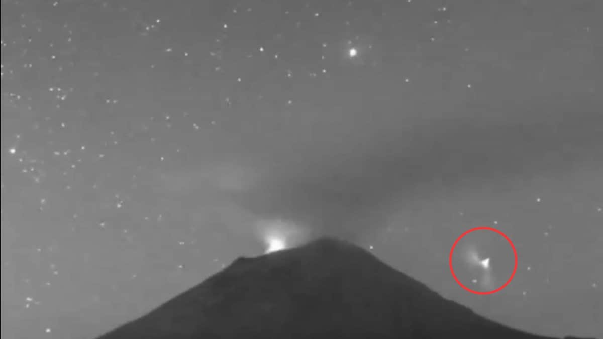 Video: Captan extraña luz triangular ascendiendo por el volcán Popocatépetl