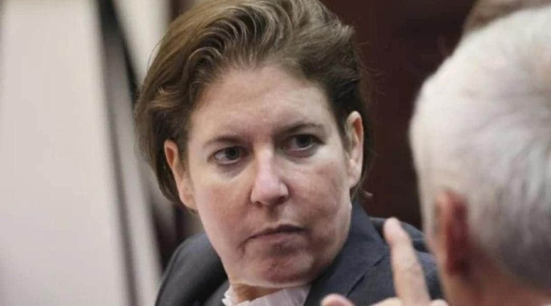 Condenan a cadena perpetua a mujer que asfixió a su novio dentro de una maleta