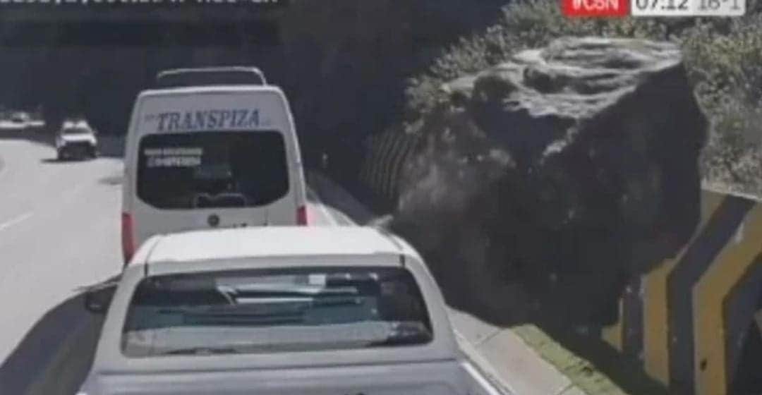 Video: Roca gigante cae sobre un vehículo y mata a tres personas en Perú