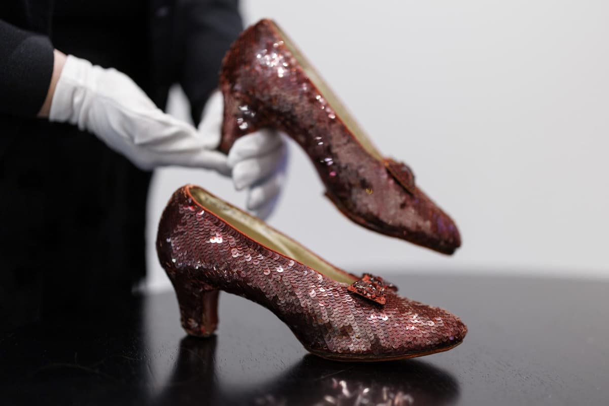 Zapatillas de Judy Garland en ‘El Mago de Oz’ son vendidas por 28 millones de dólares