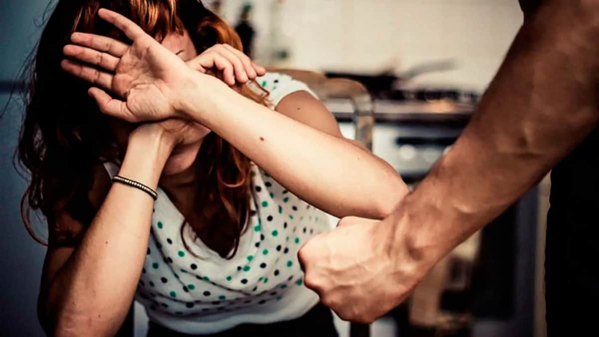 Video: Captan a joven golpeando a su pareja en calle de Ecatepec, Edomex