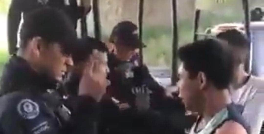 Video: Policías de Celaya obligan a jóvenes a besarse entre ellos y a golpearse