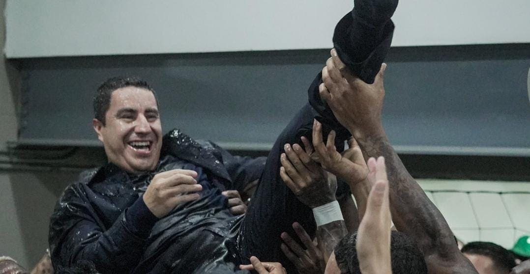 Video: Entrenador mexicano Efraín Juárez gana el torneo de Copa en el futbol de Colombia