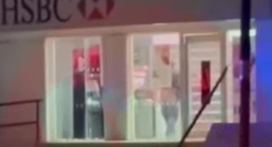 Video: Captan a policías de Cancún llevando a un ciudadano al cajero para sacarle dinero