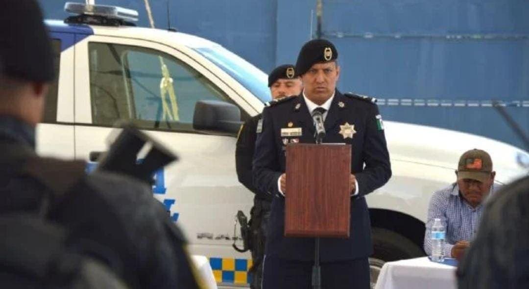 Despiden a policía de Guanajuato que sale en videos donde obligan a detenidos a besarse y golpearse