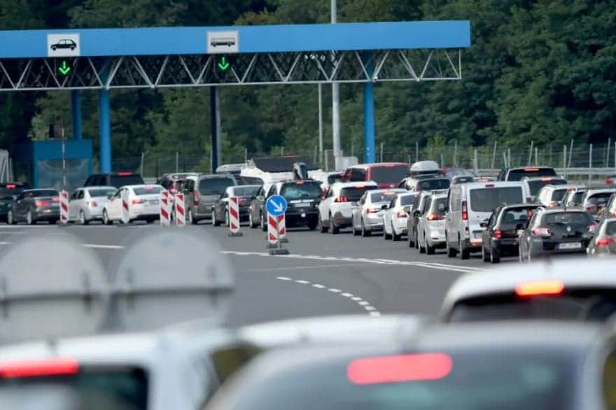 Arrestan a sujeto por llevar un cadáver como pasajero en su auto