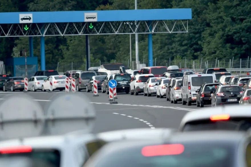 Arrestan a sujeto por llevar un cadáver como pasajero en su auto