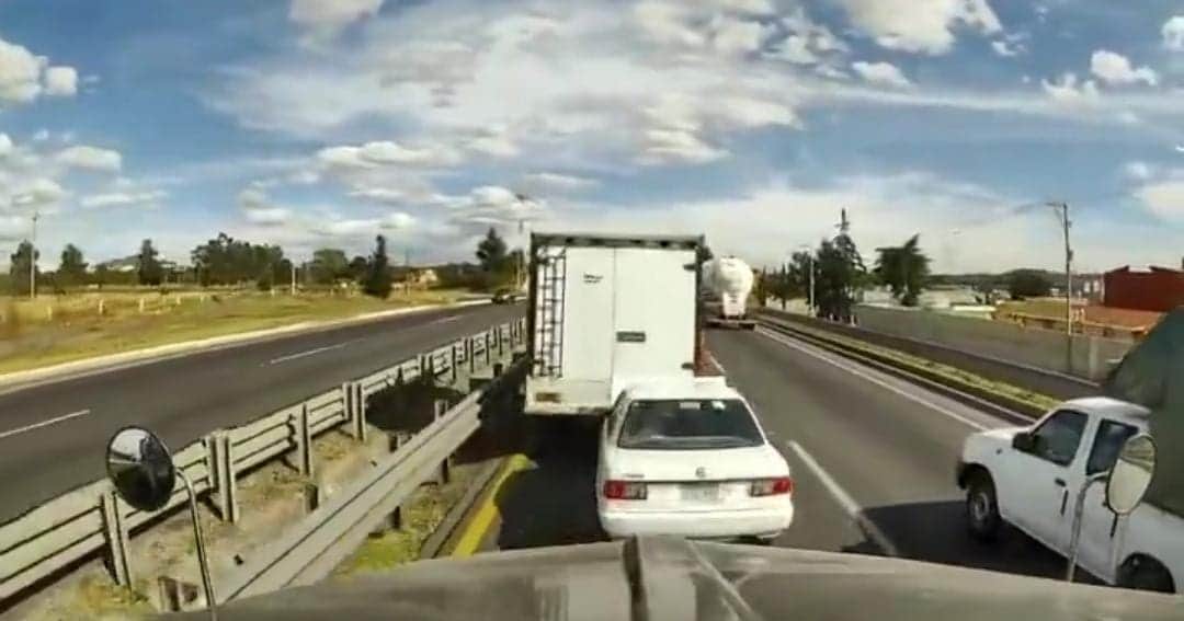 Video: Conductor de tráiler embiste a un vehículo y mata a dos personas en la Puebla-Orizaba
