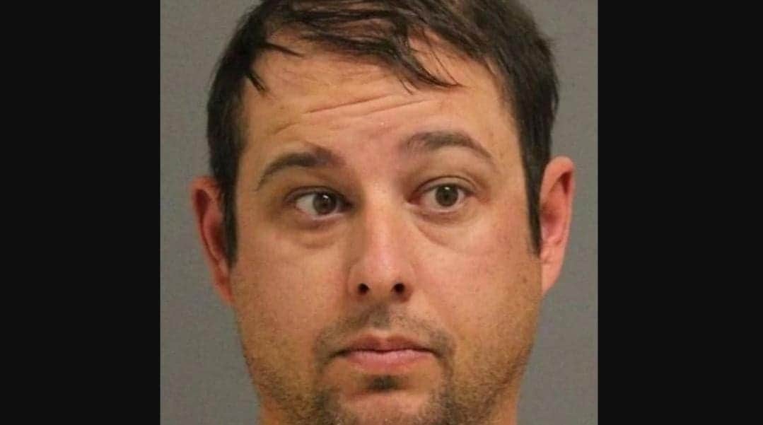 Sujeto intenta estrangular a reportero en Estados Unidos; le grita que es la "América de Donald Trump"