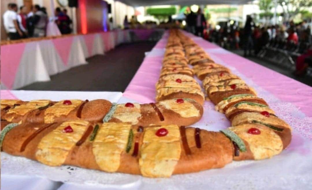 Todo listo para el tradicional corte de la monumental rosca de Reyes en Playa del Carmen