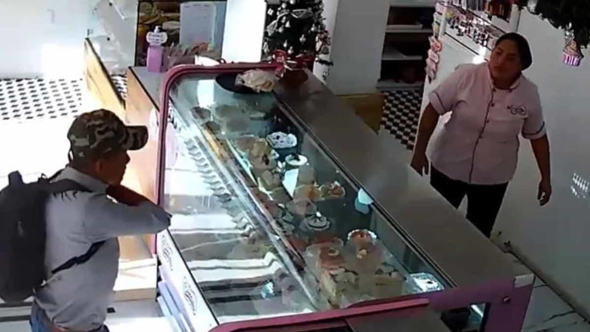 Video: Sujeto asalta pastelería en Oaxaca y le pide a las trabajadoras una bolsa para llevarse pan