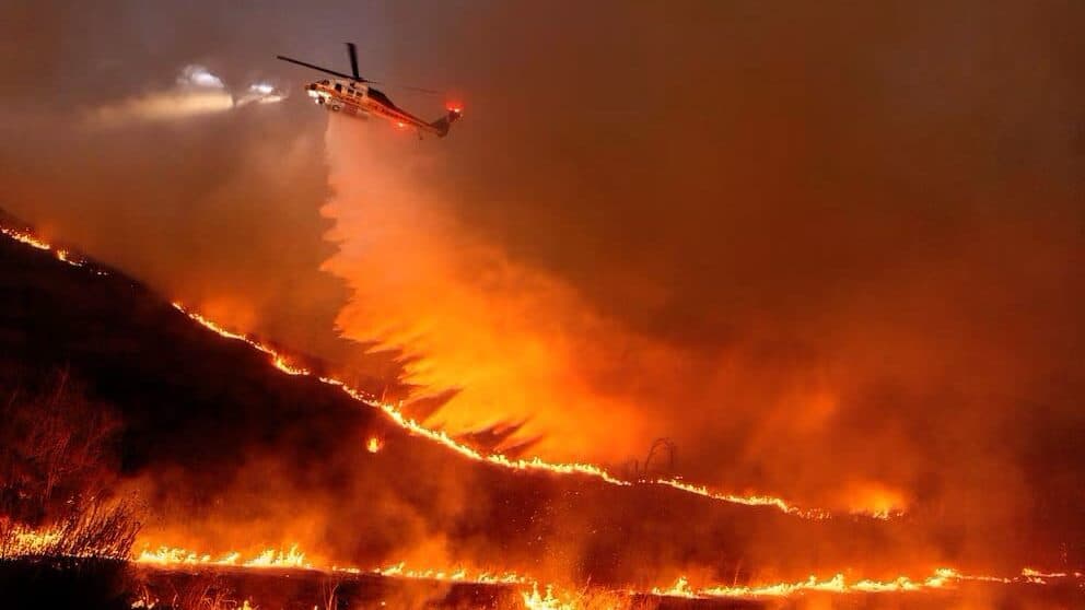 México envía ayuda para combatir incendios en California; gobernador agradece apoyo a Sheinbaum