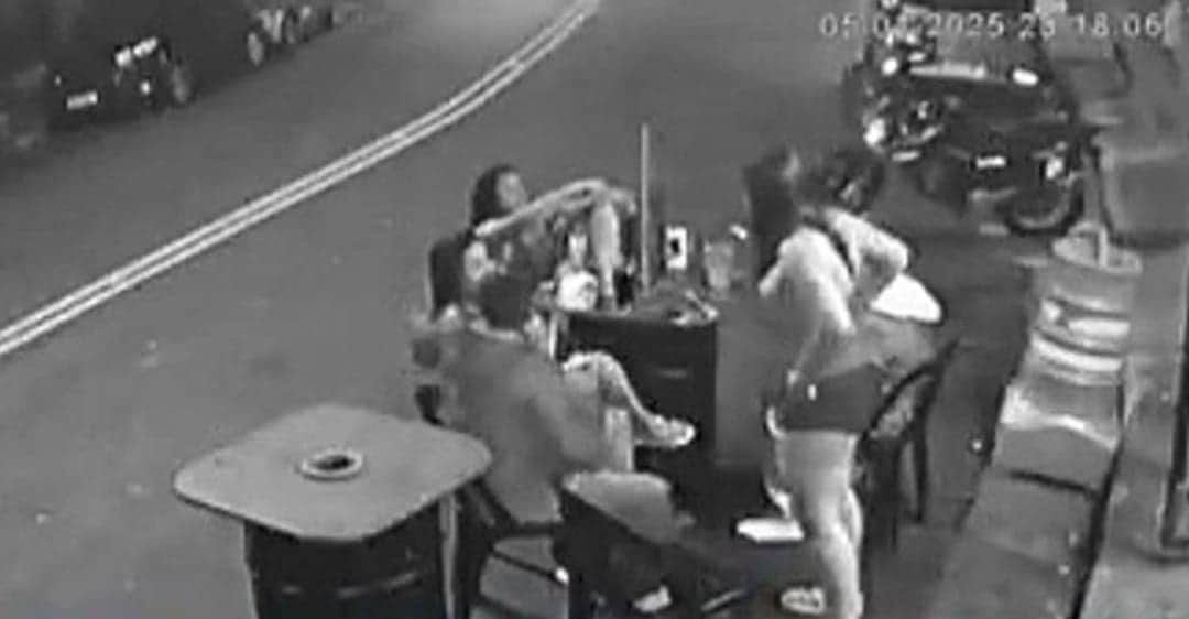 VIDEO: Muere mujer atropellada por motociclista mientras cenaba con sus amigos en la calle