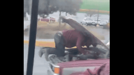 VIDEO: Captan a mecánico reparando camioneta en pleno movimiento en una calle en Saltillo