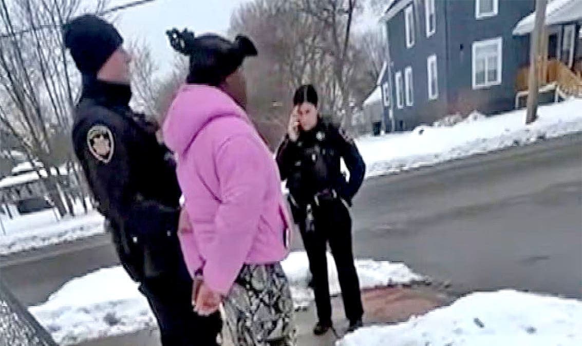 Esposan policías de Nueva York a niña afrodescendiente de 11 años