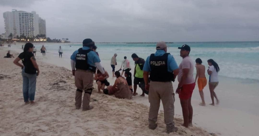 Turista estuvo a punto de morir ahogado en la playa Gaviota Azul de Cancún