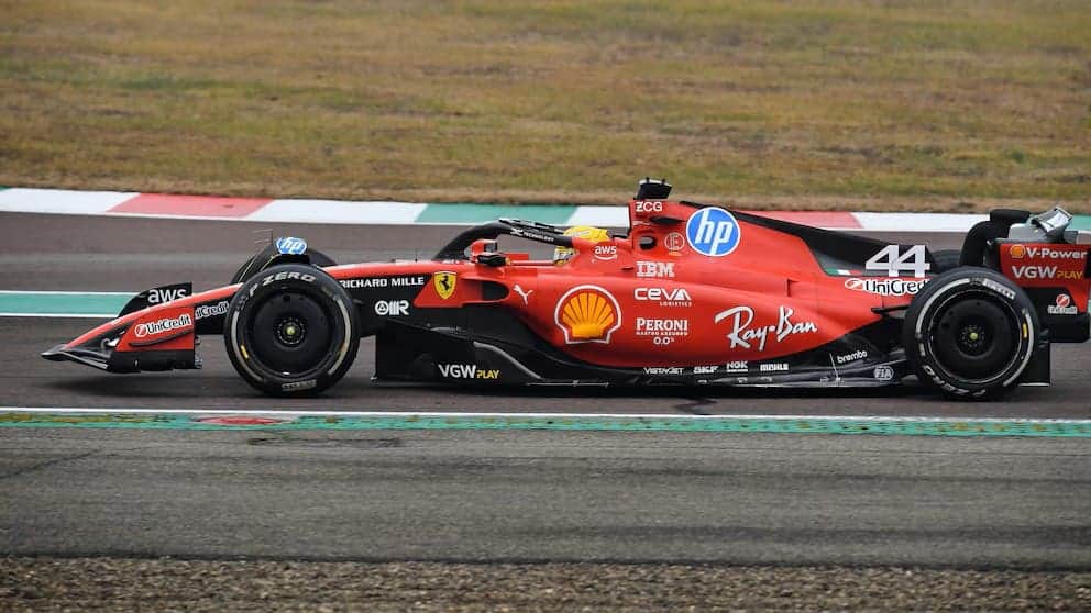 Video: Lewis Hamilton desata la locura tras dar sus primeras vueltas como piloto de Ferrari