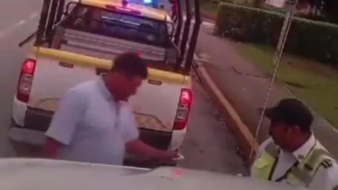 Video: Captan a agente de Tránsito de Cancún recibiendo una mordida; ya fue separado del cargo