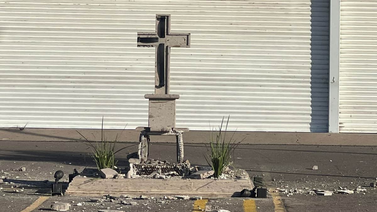 Video: Atacan con explosivos monumento funerario del hijo del Chapo Guzmán en Culiacán