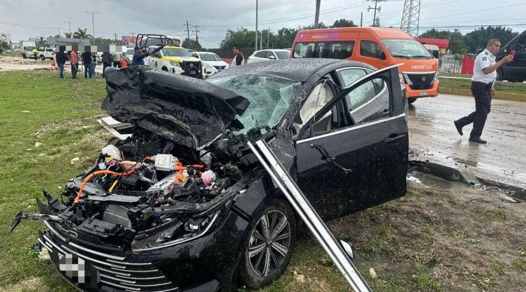 Otra vez la lluvia; fuerte choque deja dos personas lesionadas en el bulevar Colosio de Cancún