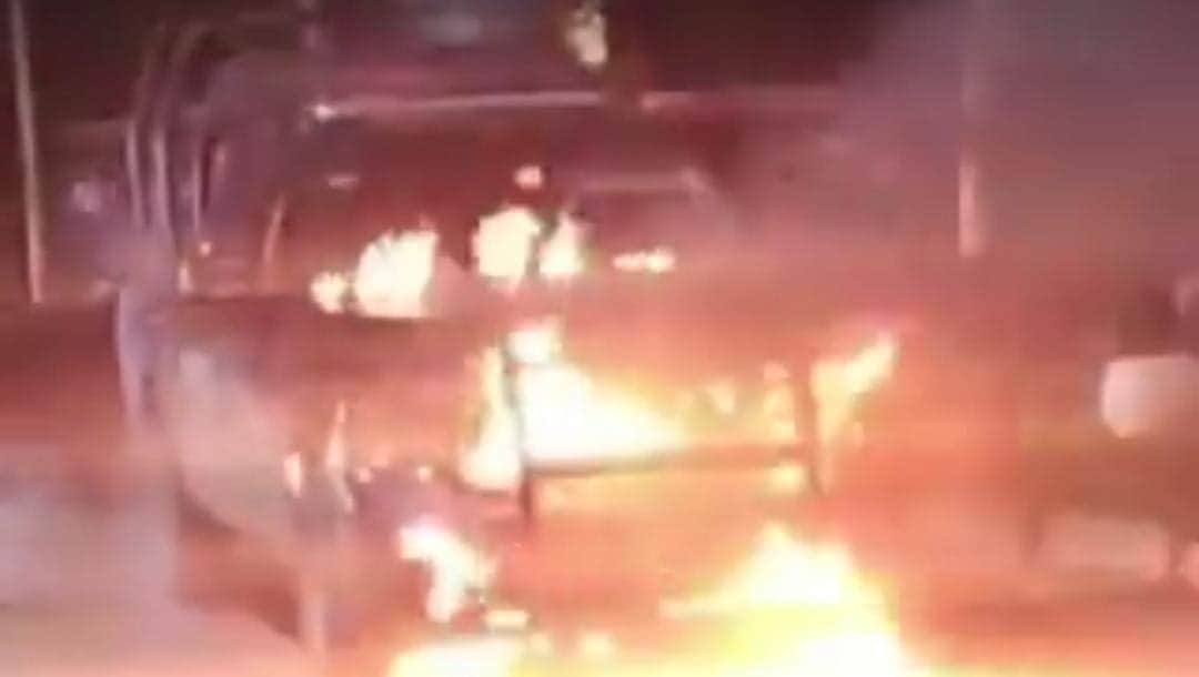 Detienen a dos policías en el sur de Quintana Roo tras muerte de sospechoso; patrulla fue quemada