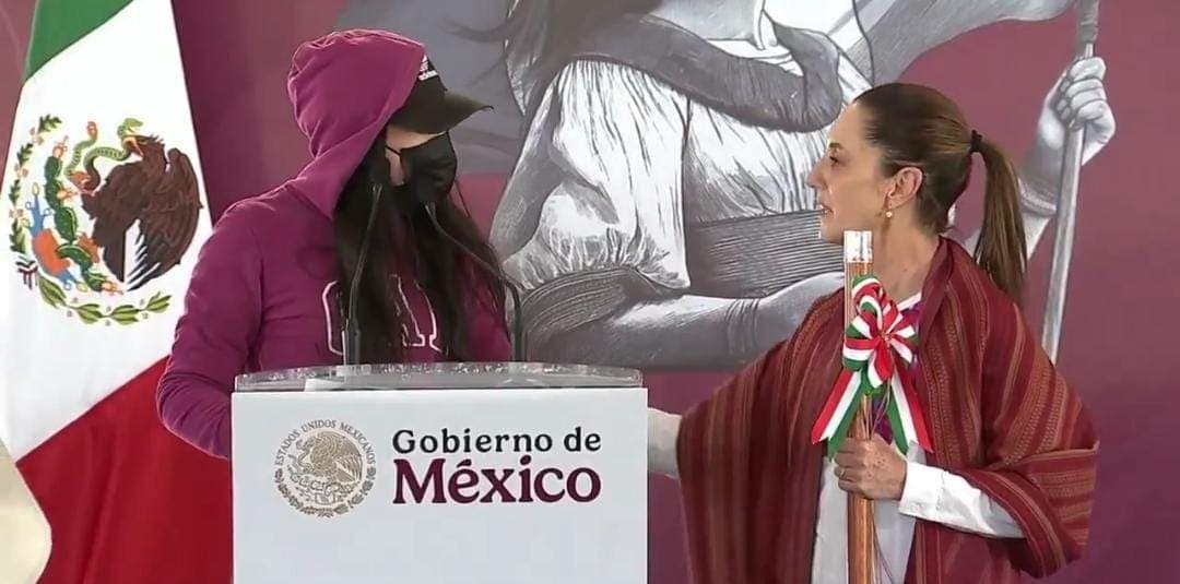 María Elena Ríos interrumpe acto de Claudia Sheinbaum en Oaxaca; se rinde, no hay justicia en México