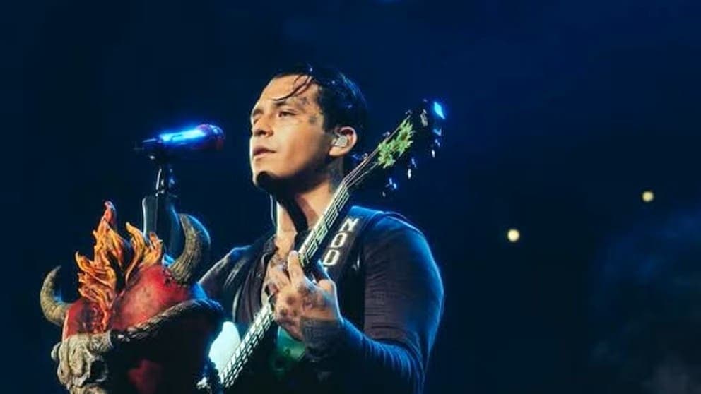 Video: Christian Nodal rinde homenaje a Juan Gabriel con el tema "Así Fue" en su nuevo disco