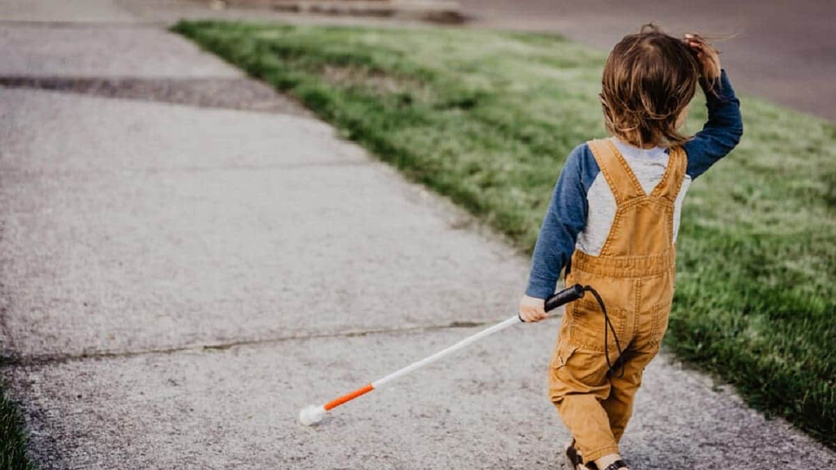Niño de ocho años queda ciego por comer solo nuggets, salchichas y galletas