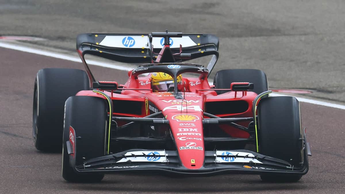 Lewis Hamilton estrella su Ferrari de Fórmula 1 durante sus pruebas en el circuito de Barcelona