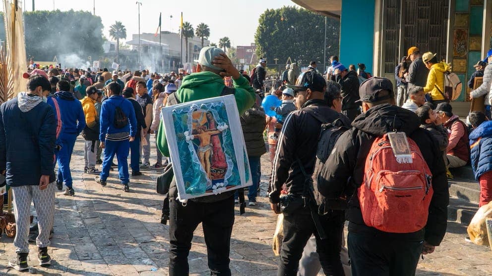 Video: Comerciantes protagonizan batalla campal en la Basílica de Guadalupe en CDMX; “virgencita” sale volando