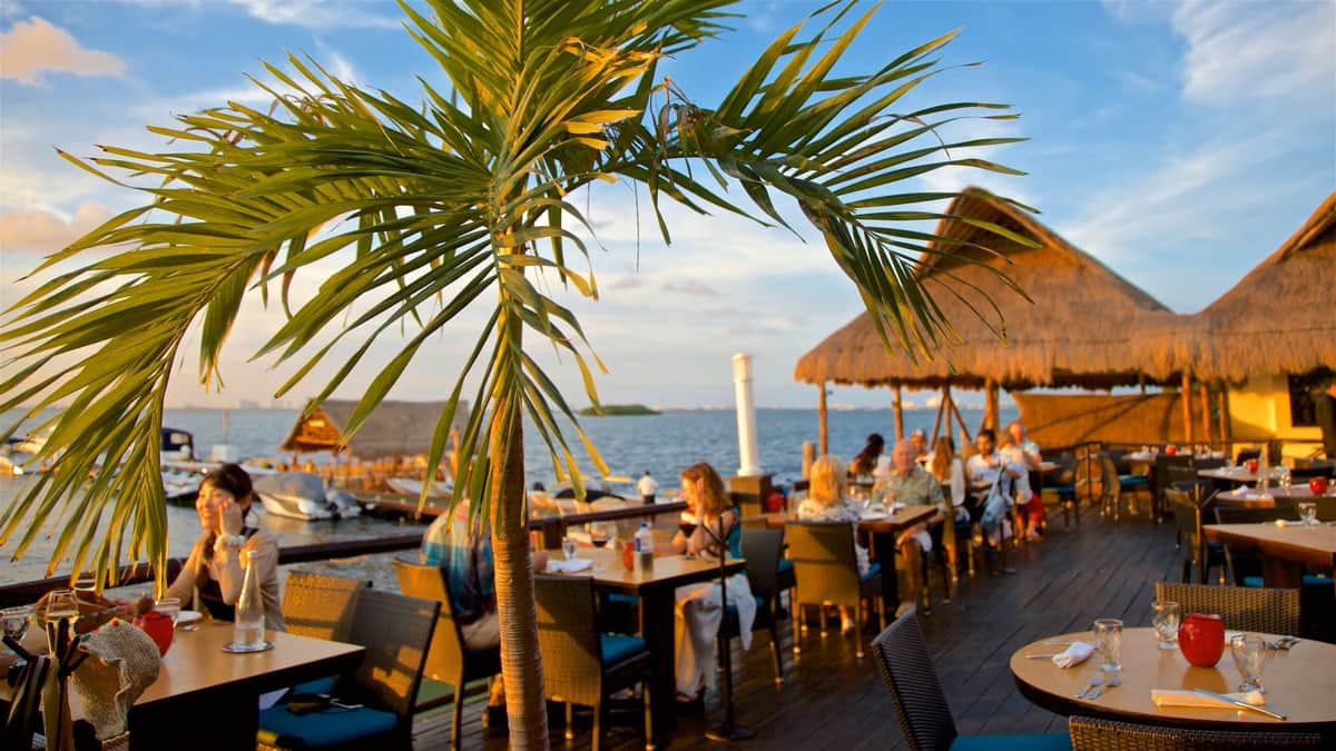 Supuesto millonario estadounidense estafa a turistas en la Zona Hotelera de Cancún, alertan víctimas