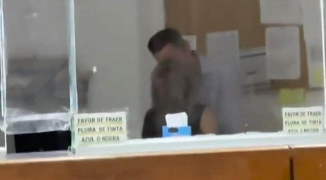 Video: Exhiben a empleados del IMSS que no atendían a la gente por estarse besando