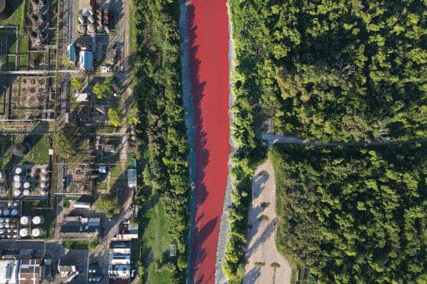 Vídeo: Un río amanece completamente teñido de rojo sin explicación alguna en Argentina