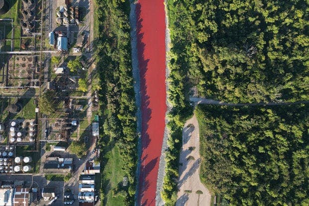 Vídeo: Un río amanece completamente teñido de rojo sin explicación alguna en Argentina