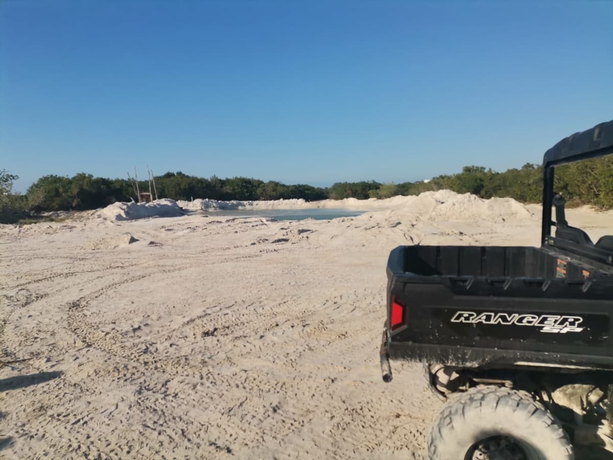 Restauran calles de Holbox con dragado ilegal de arena
