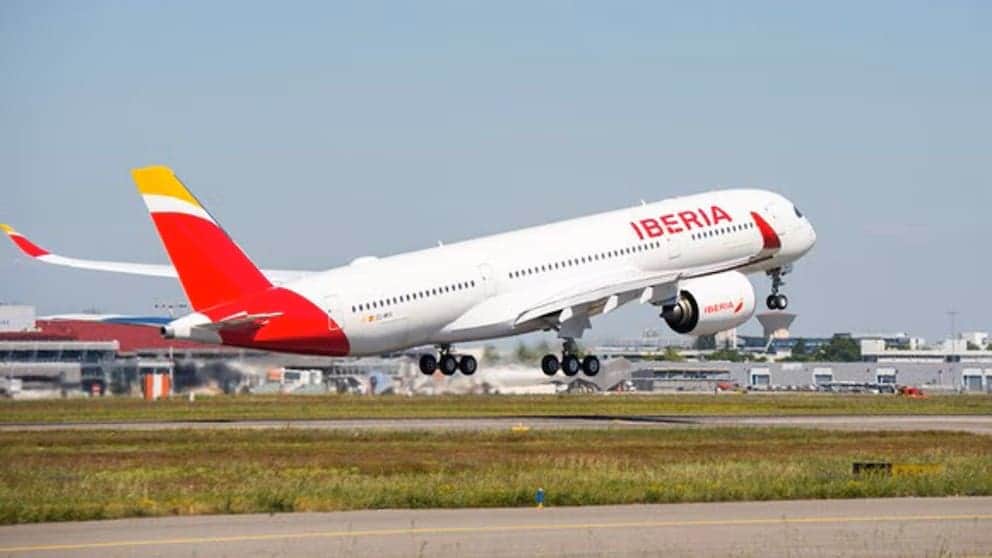 Caos en vuelo París-Madrid: Pasajero agrede a la tripulación y salta del avión antes de despegar