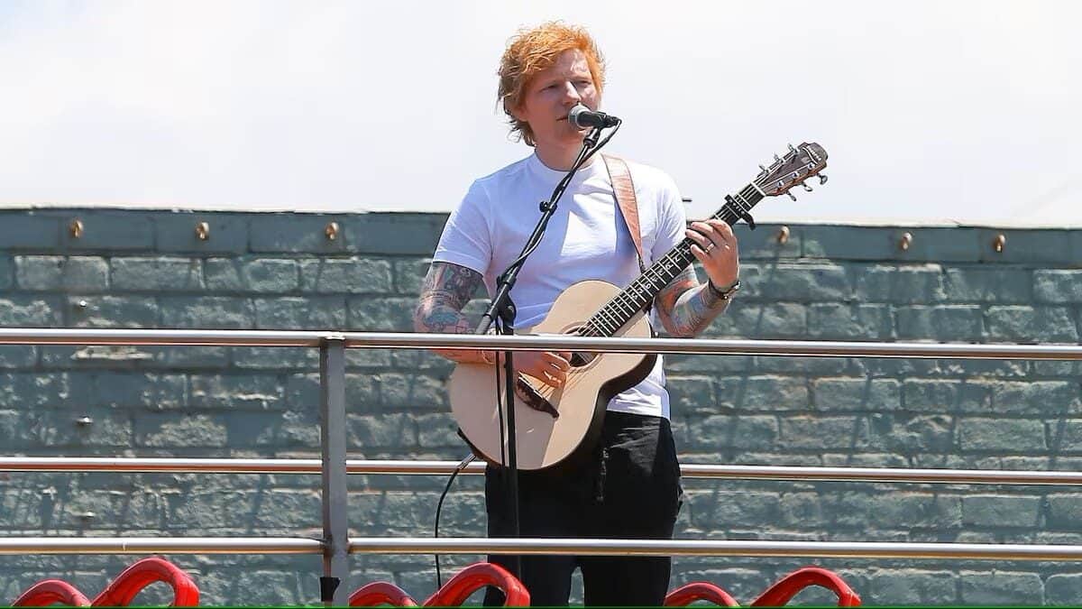 Policía apaga el micrófono a Ed Sheeran en pleno concierto callejero en India