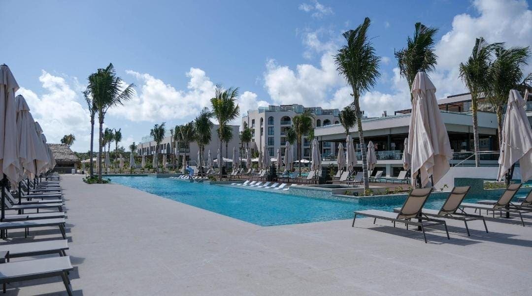 Inaugura Mara Lezama hotel Excellence en Costa Mujeres que generará tres mil empleos