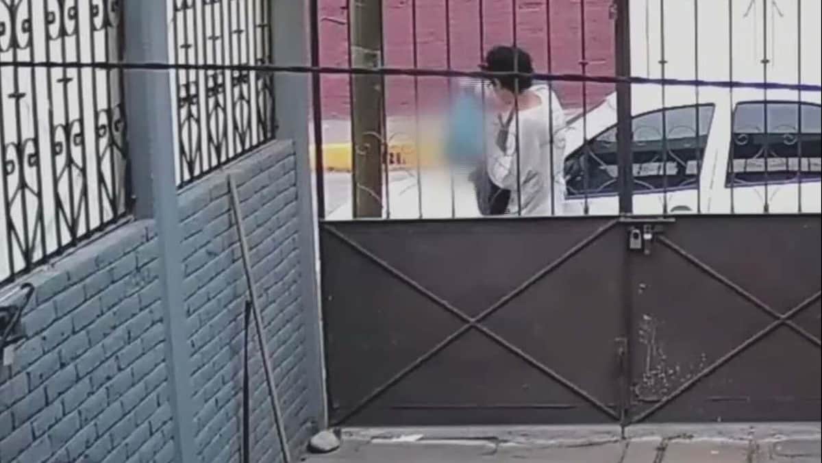 VIDEO: Joven abandona a un bebé dentro de una bolsa en Tultitlán, Edomex