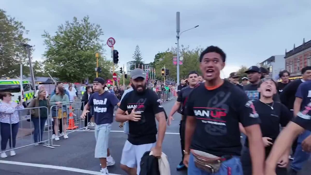 VIDEO: Grupo interrumpe con haka un desfile LGBT+ en Auckland, Nueva Zelanda