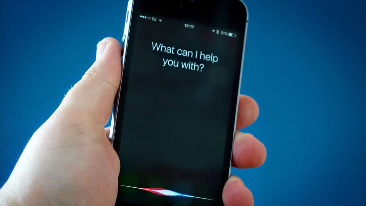 Hombre de 70 años salva su vida tras un derrame cerebral gracias a Siri, el asistente de Apple