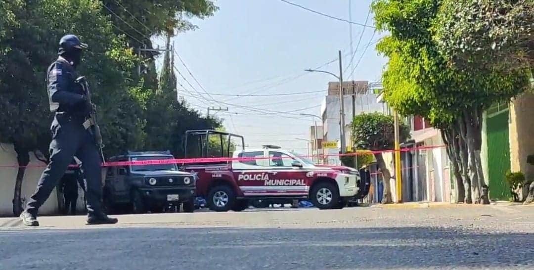 Video: Muere una persona tras una balacera afuera de una escuela en Puebla