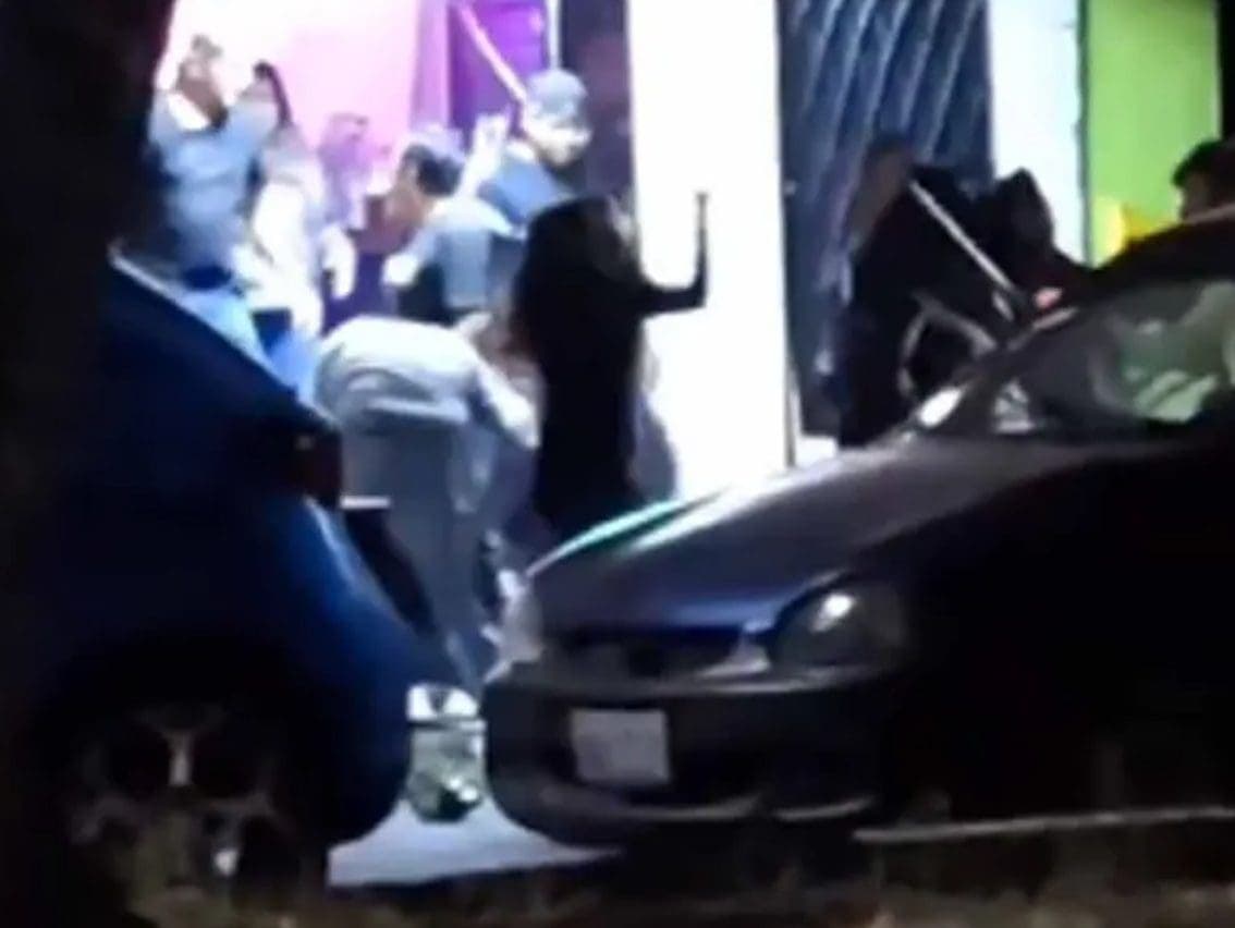 VIDEO: Hombres y mujeres se dan hasta con el tubo en puesto de micheladas en Puebla