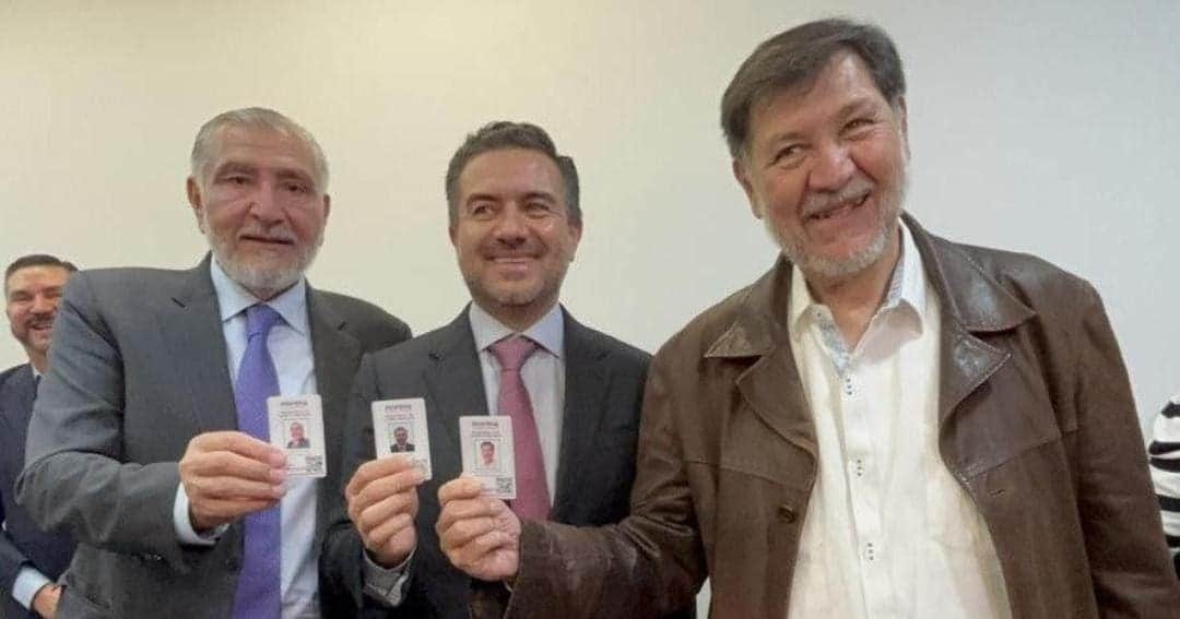 Fernández Noroña y Adán Augusto entregan su credencial de Morena a Miguel Ángel Yunes Márquez