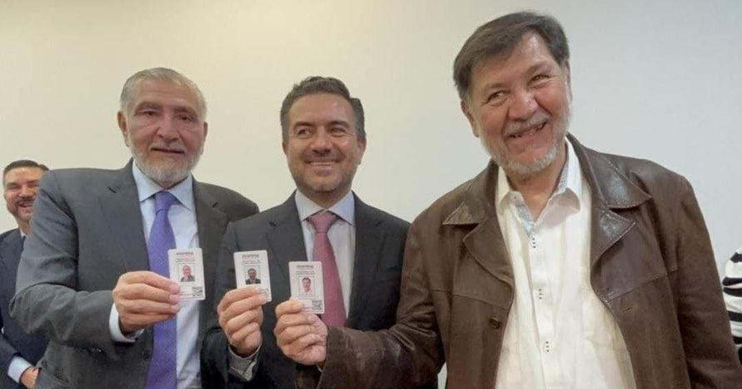Fernández Noroña y Adán Augusto entregan su credencial de Morena a Miguel Ángel Yunes Márquez