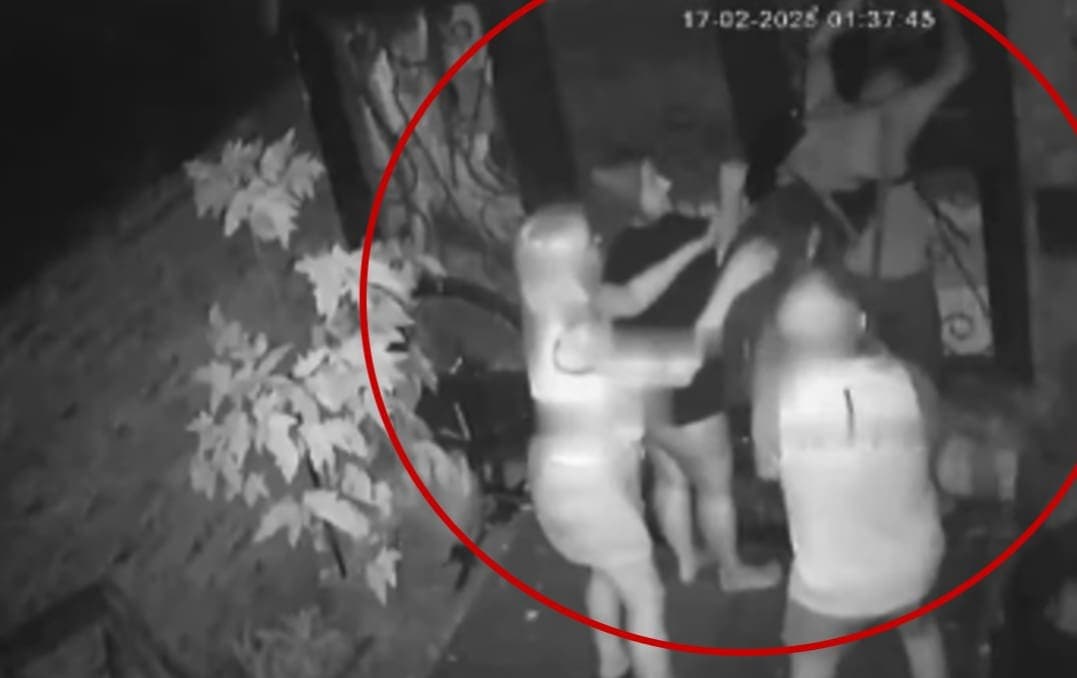 VIDEO: Ladrón entra a casa y termina pidiendo ayuda tras ser golpeado por un grupo de mujeres en Argentina