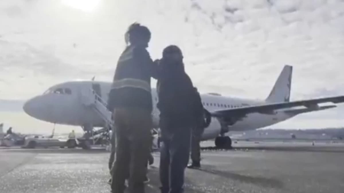 VIDEO: Casa Blanca se burla de migrantes al publicar el '"ASMR" de una deportación en X