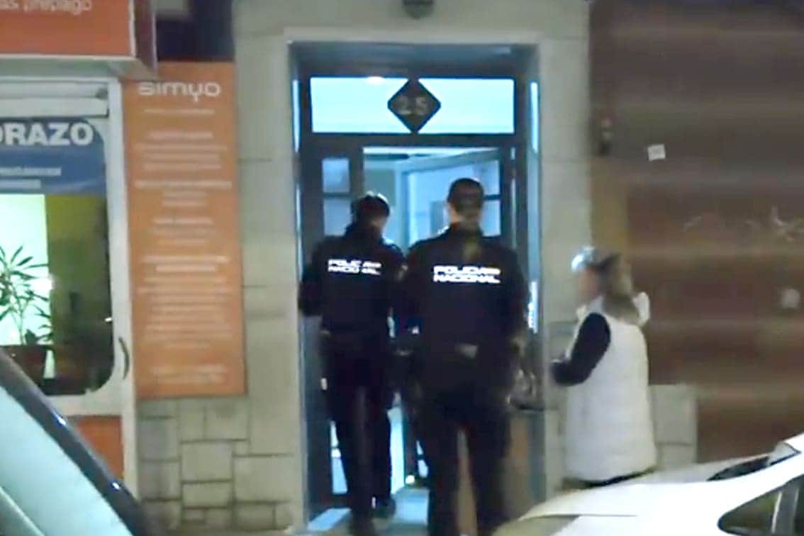 Muere adulto mayor tras caer por el hueco de un elevador en Madrid, su pareja resultó lesionada